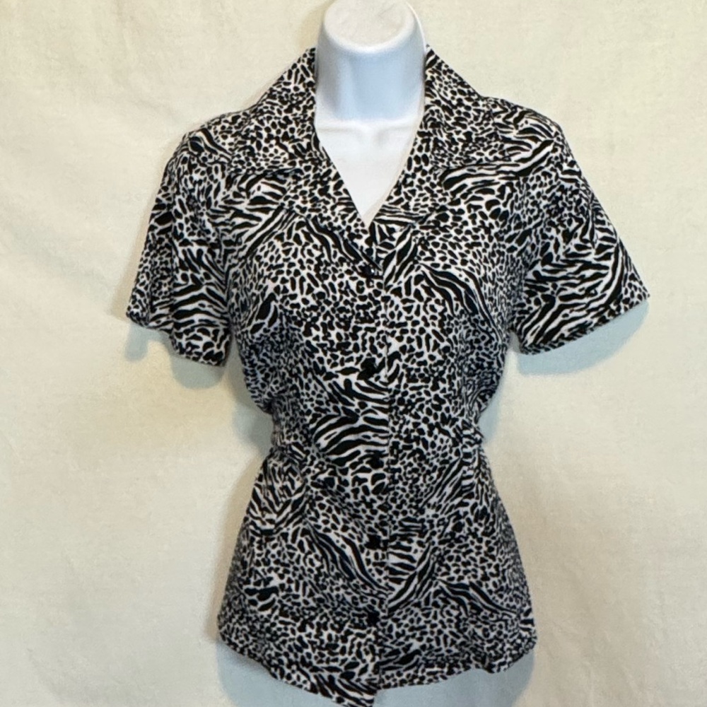 E-79 Elementz Black & White Animal Print Short Sleeve Button Down Blouse Size M